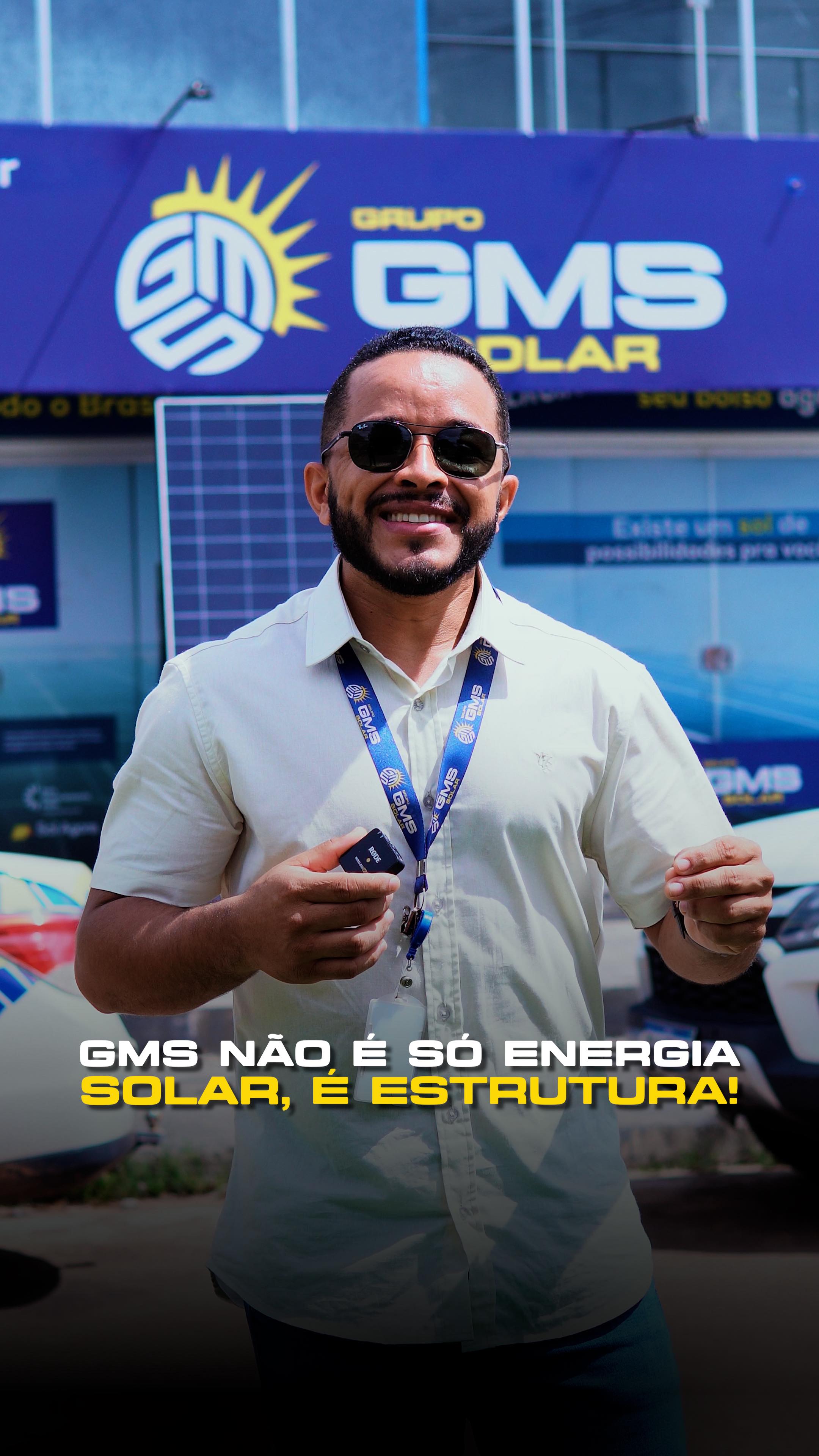 Representante da GMS Solar diante da empresa